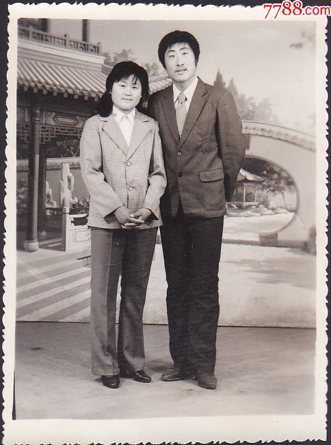 情侣合影,照相馆布景_老照片_收藏知识_收藏价值_7788幻灯片收藏