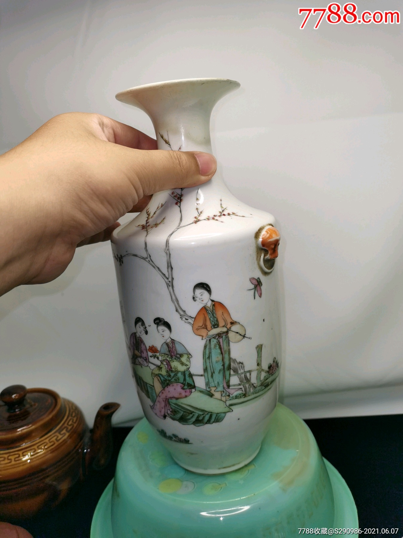 粉彩人物花瓶
