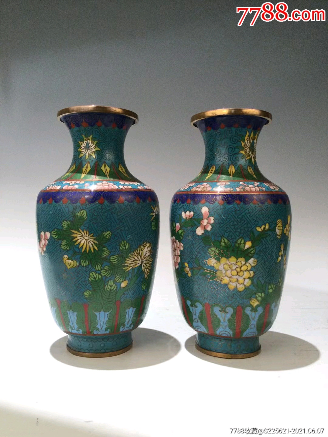 民国蓝地缠枝花纹景泰蓝赏瓶两支