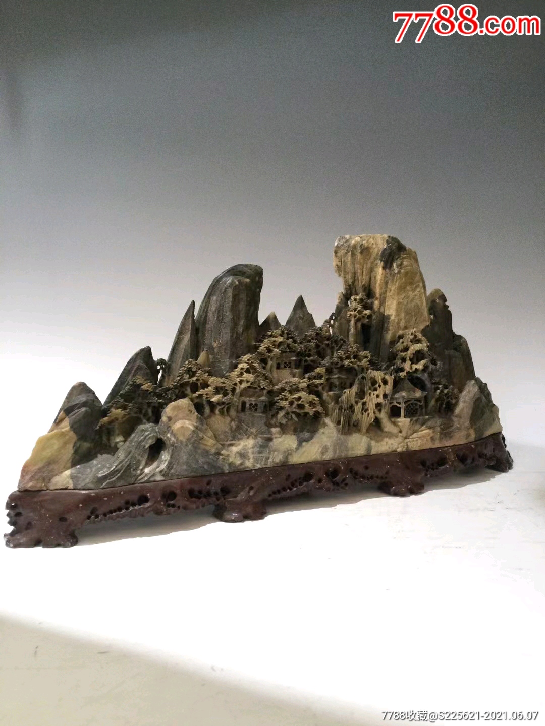 解放初青田石俏色巧雕高山亭阁山子摆件