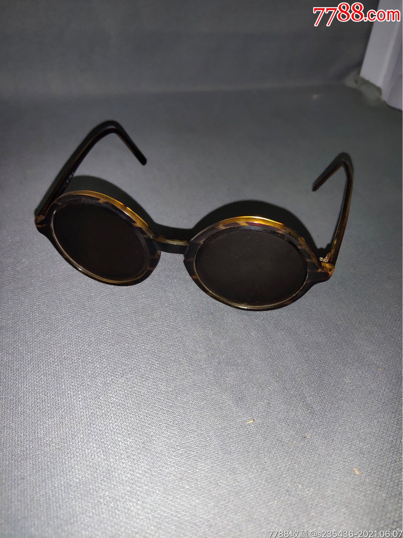 水晶石平光眼镜,茶色的,有自然的石线,品相如图,保真保老