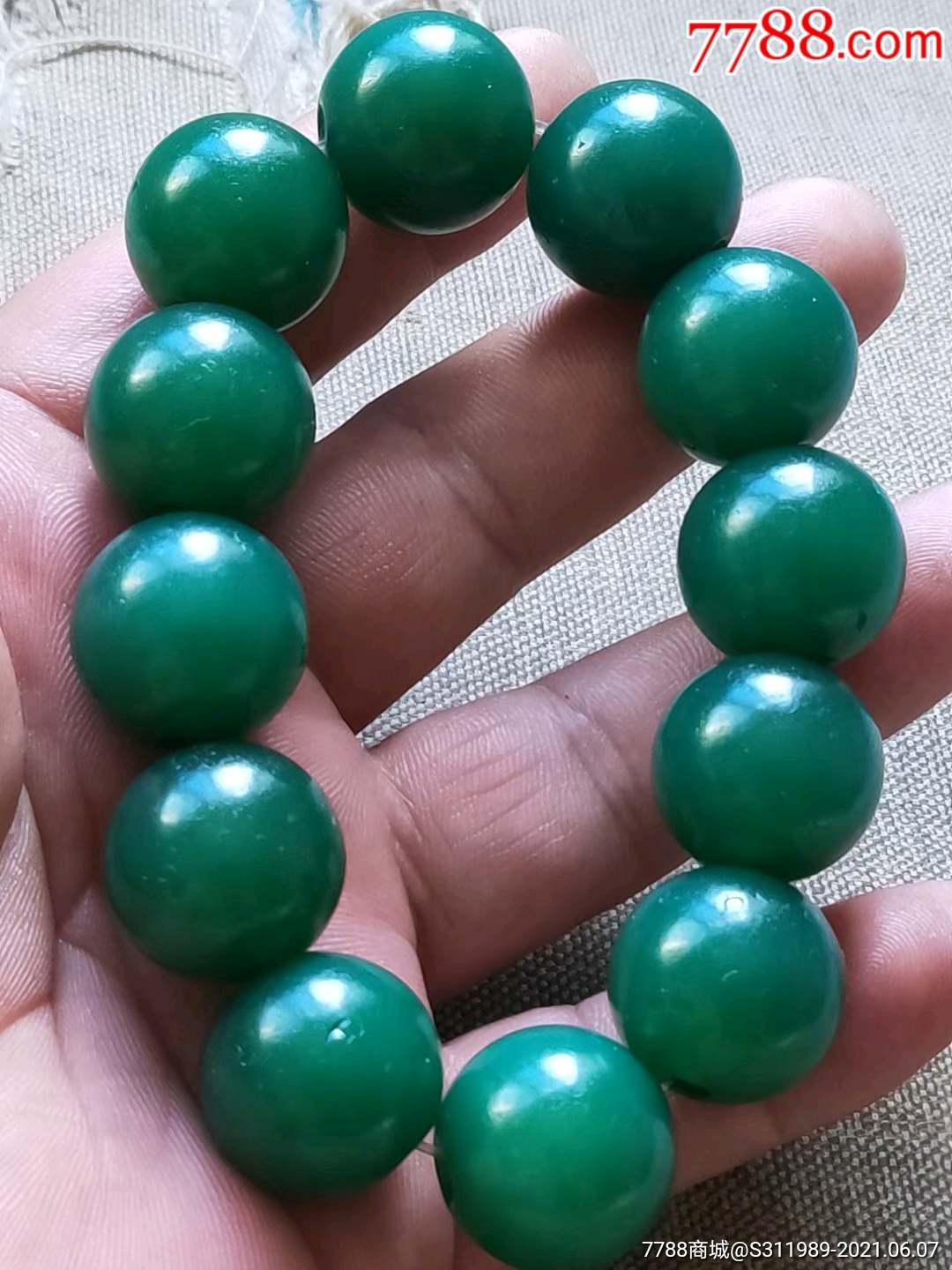 首页 零售 玛瑙/宝石手串 >> 以前收的老绿玛瑙珠子,风化明显,包浆