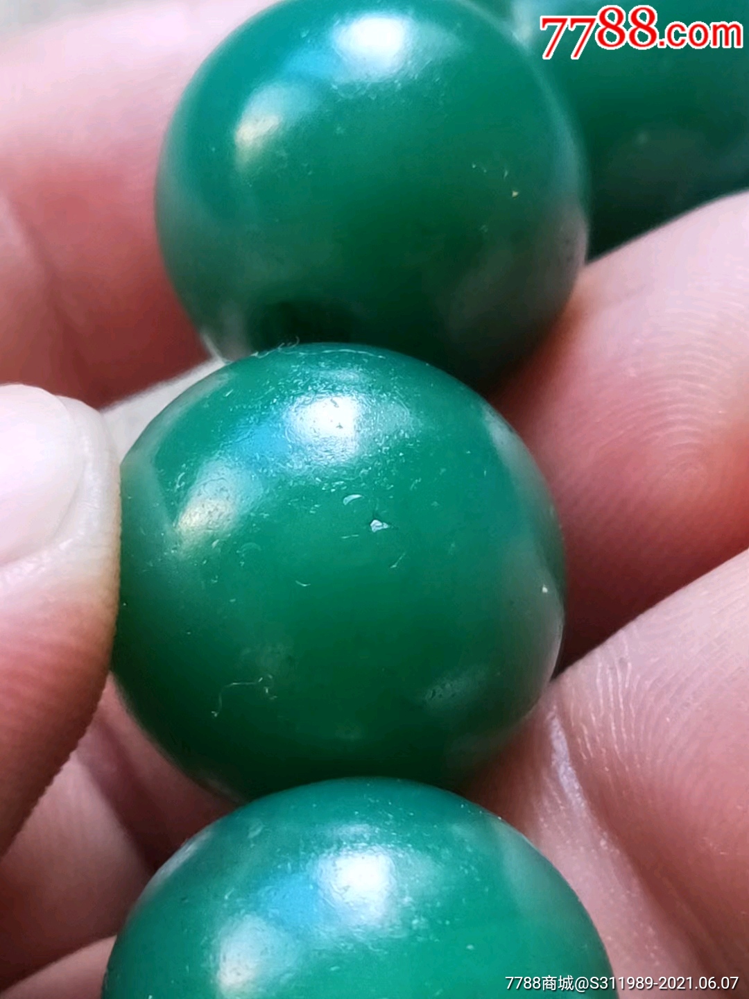 以前收的老绿玛瑙珠子,风化明显,包浆沁色入骨,直径2.0左右