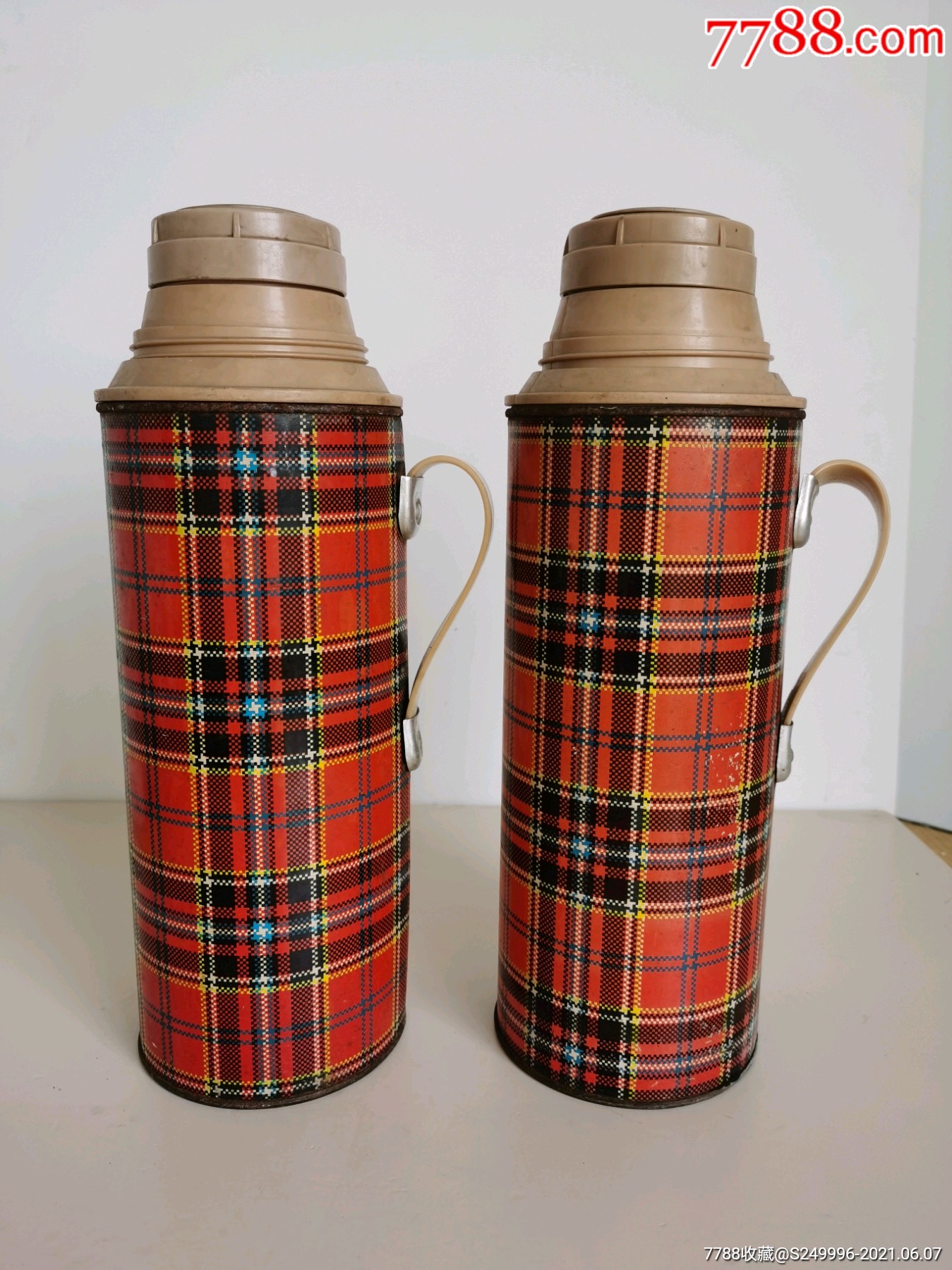 60年代怀旧格子红色老热水瓶一对