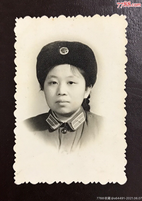 五十年代解放军女兵(佩带55式工程兵*种符号领章)