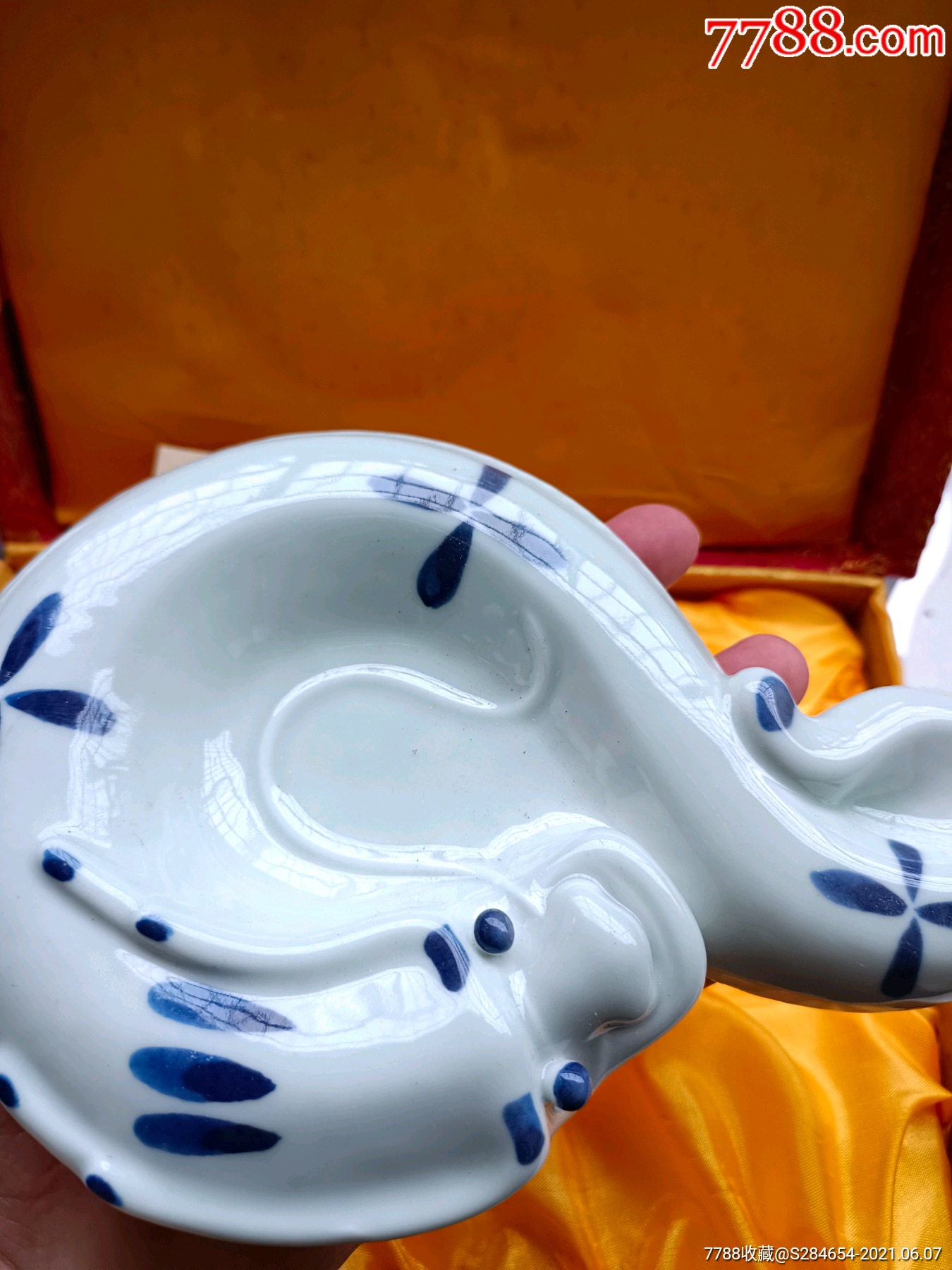 刘远长大师2012贺岁作品青花卧龙横19直径125公分