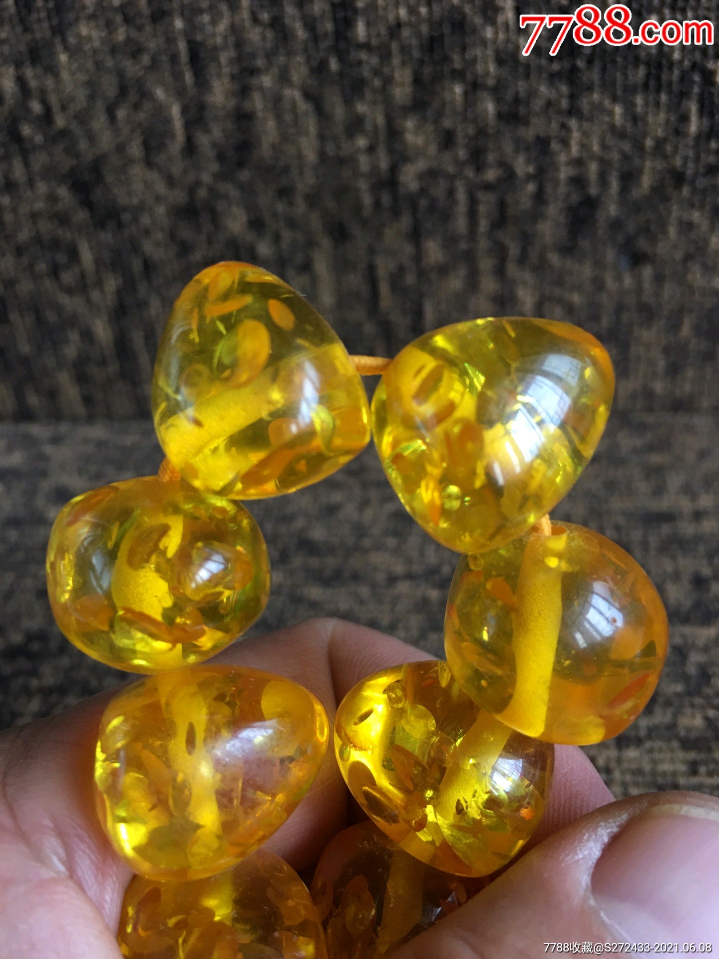 几十年的琥珀手串,水晶金珀,粒粒饱满莹润剔透,纹理结构清晰漂亮,适合