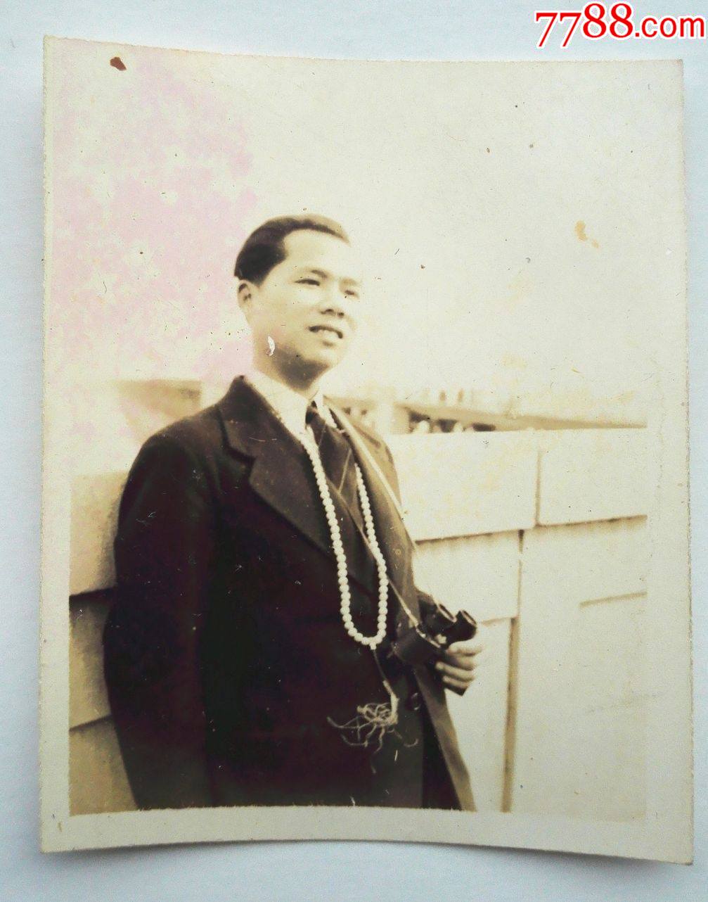 民国挂佛珠和望远镜美男照少
