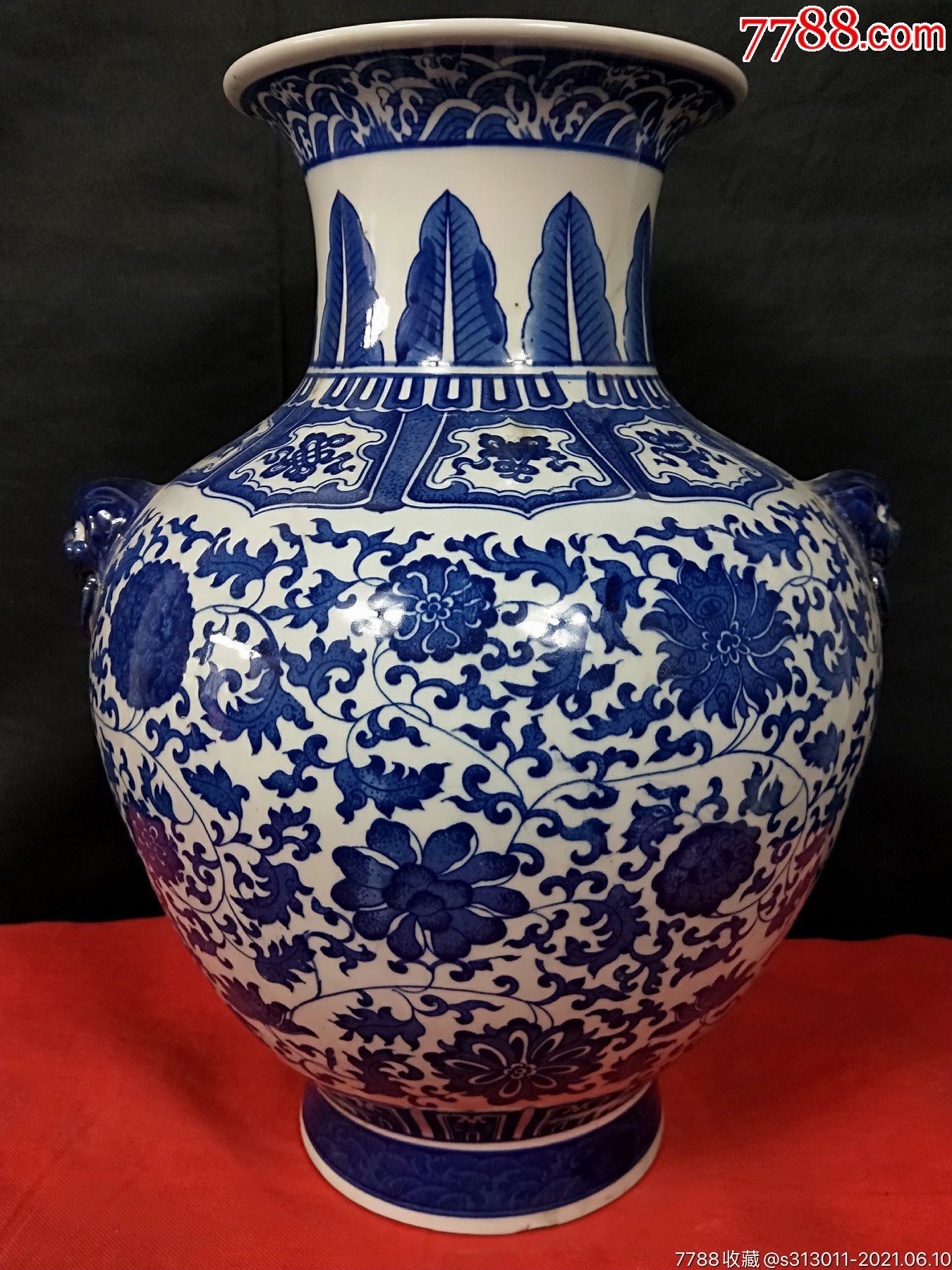 大清乾隆年制青花缠枝莲花卉纹兽头尊瓶