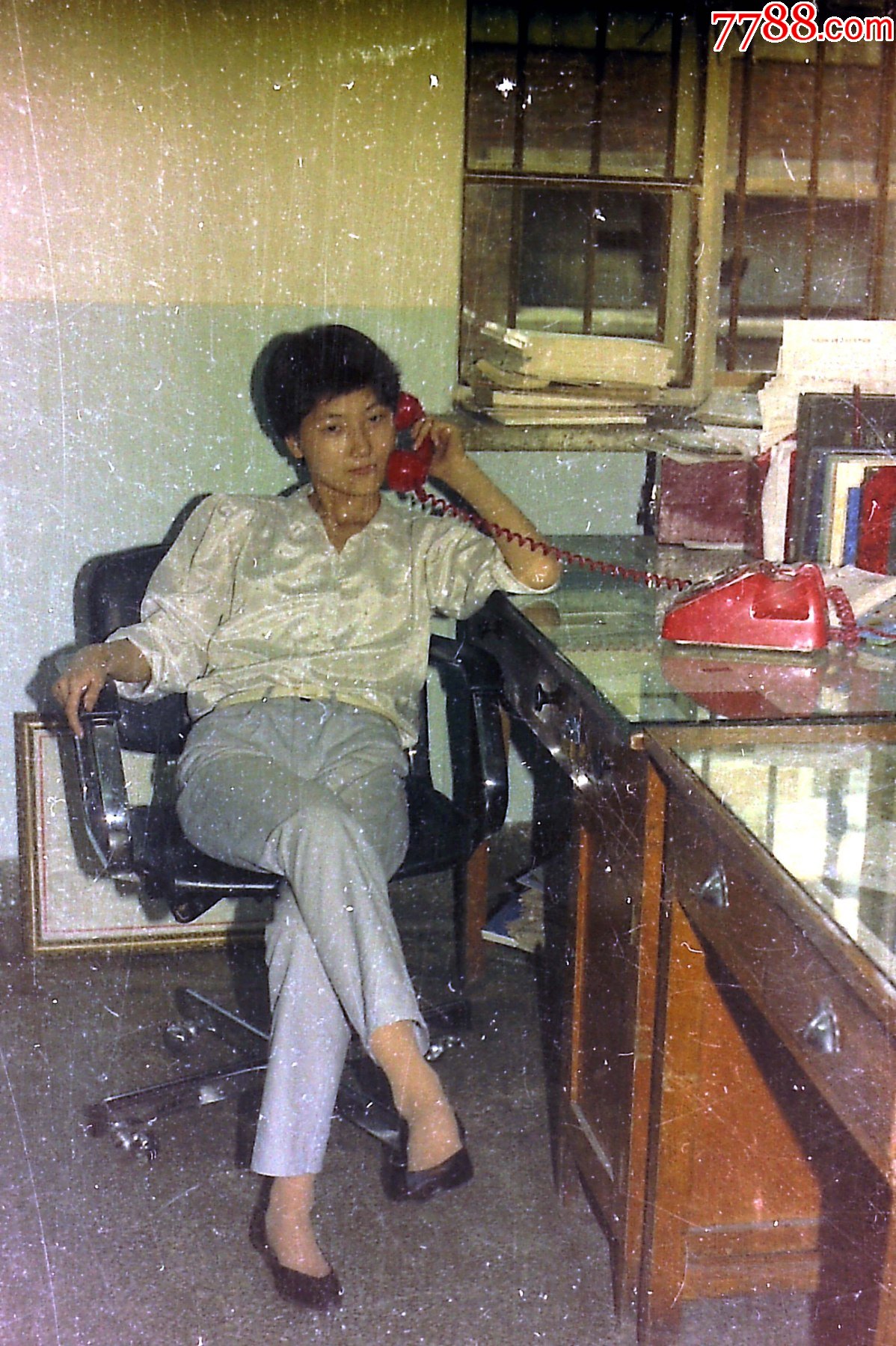 打电话的姑娘(只上传反转后的照片部分)【135老底片】