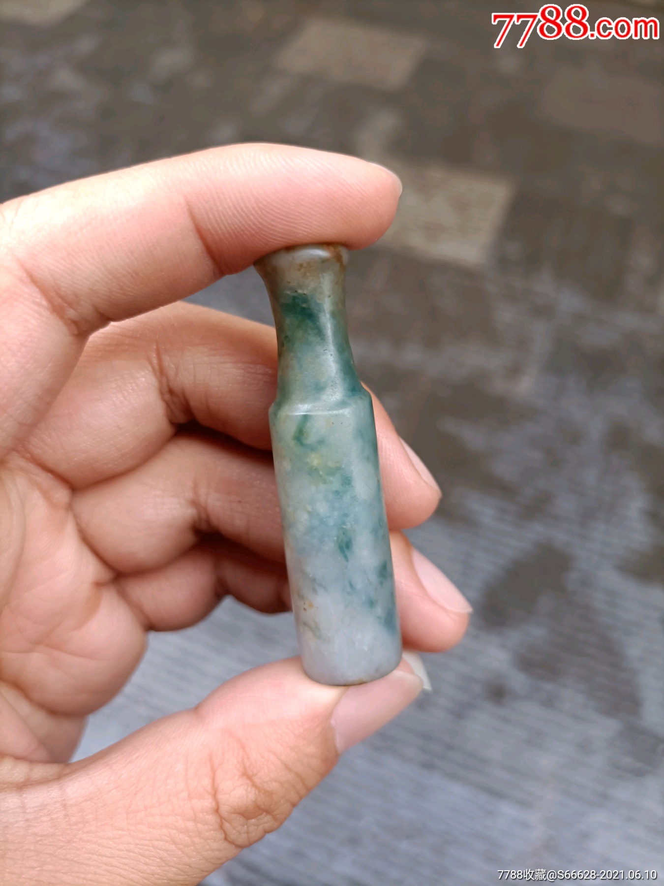 清代翡翠烟嘴,带紫色飘花,如图包老保真