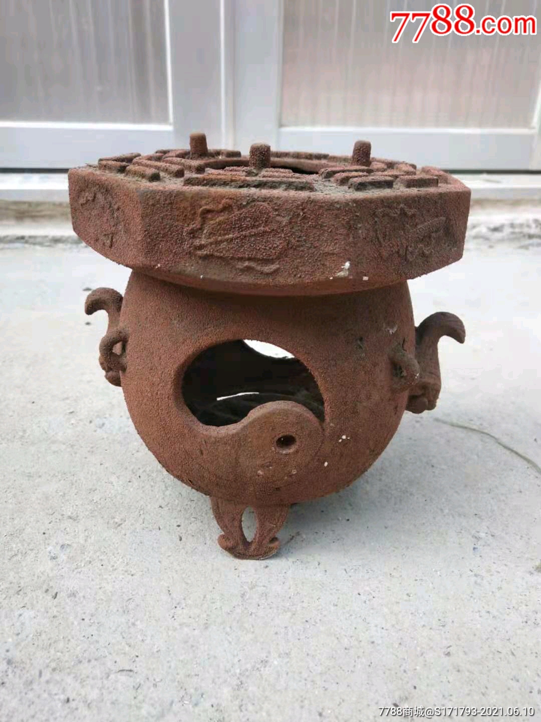 民国三足双耳兽头八卦小铁炉
