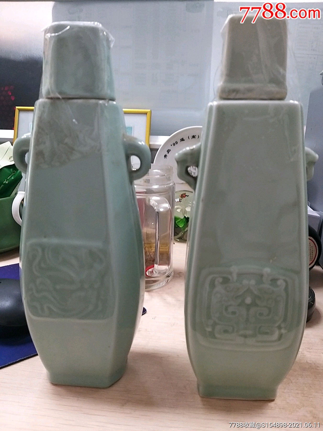 青瓷酒瓶两个