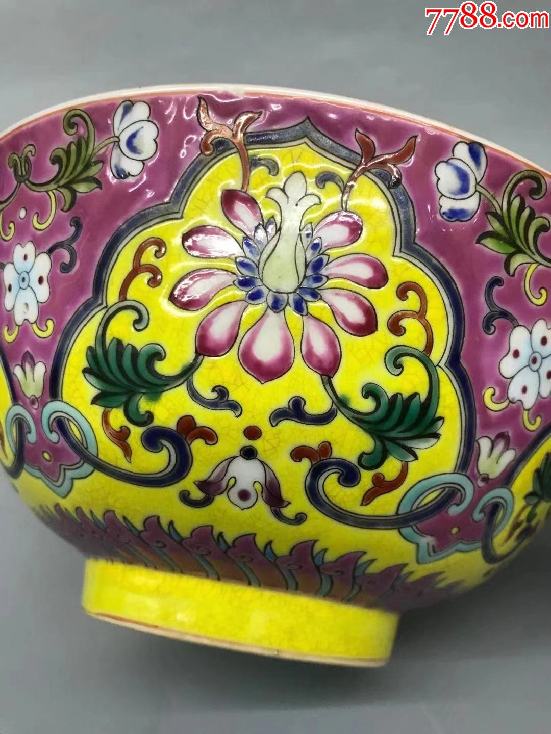 大清雍正年制粉地珐琅彩描金开光花卉纹碗,内施松石绿釉