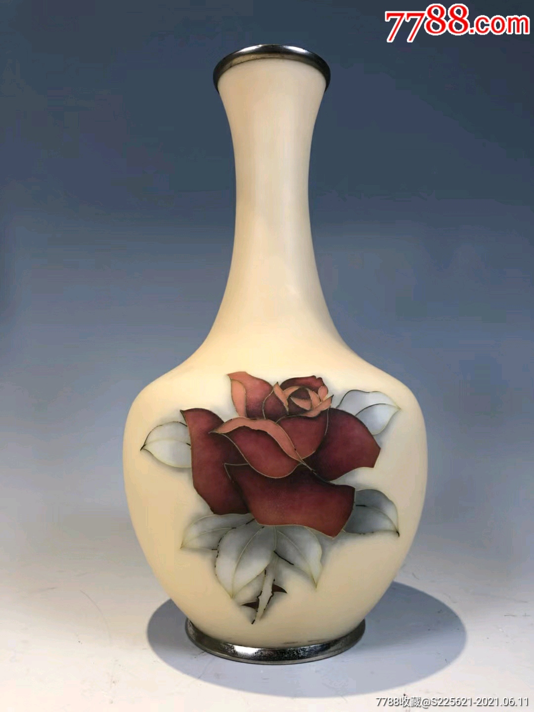 米黄色玫瑰花纹七宝烧长颈瓶