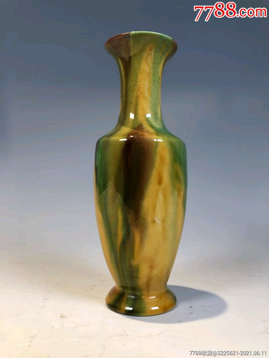 民国素三彩瓶案头赏瓶