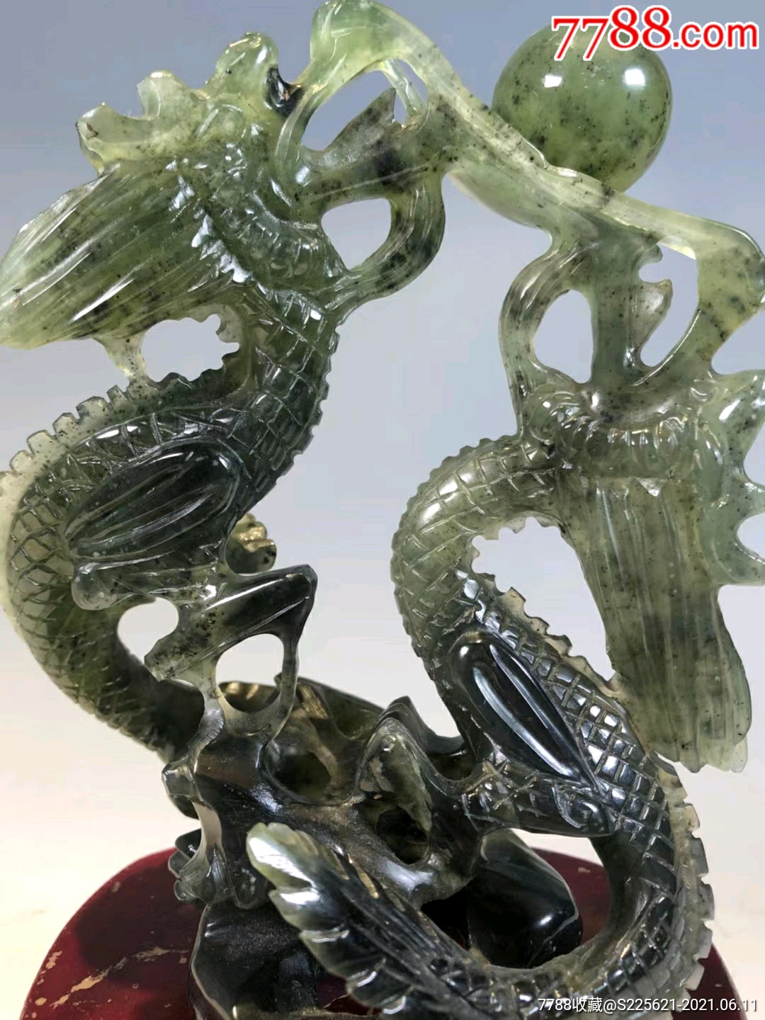 岫玉俏色巧雕二龙戏珠案头摆件