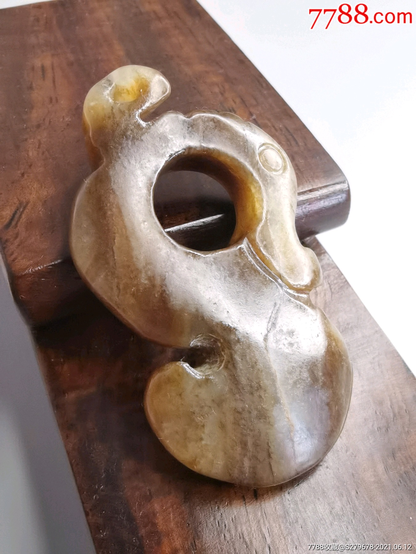 齐家文化和田玉糖玉龙挂件