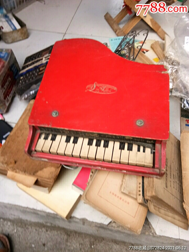 古董八音盒钢琴曲图片