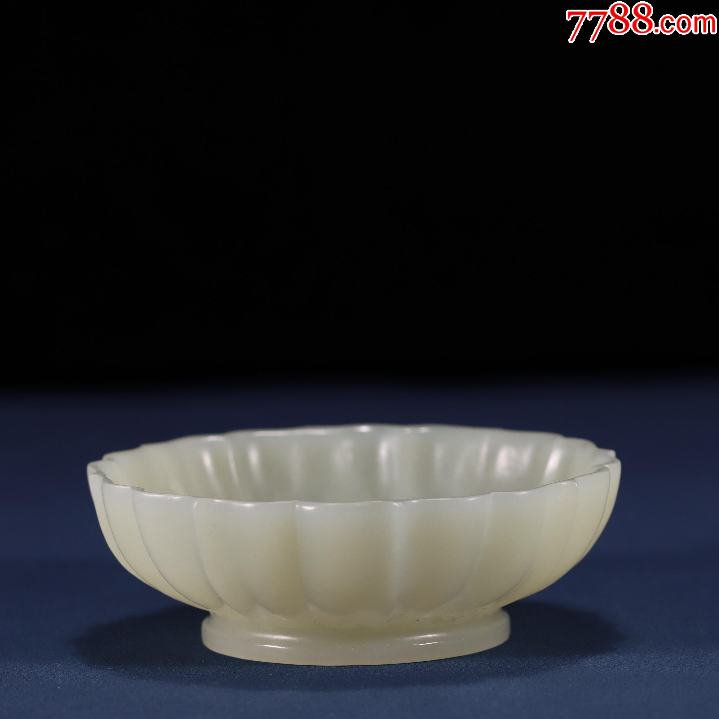 和田玉花瓣形玉盘