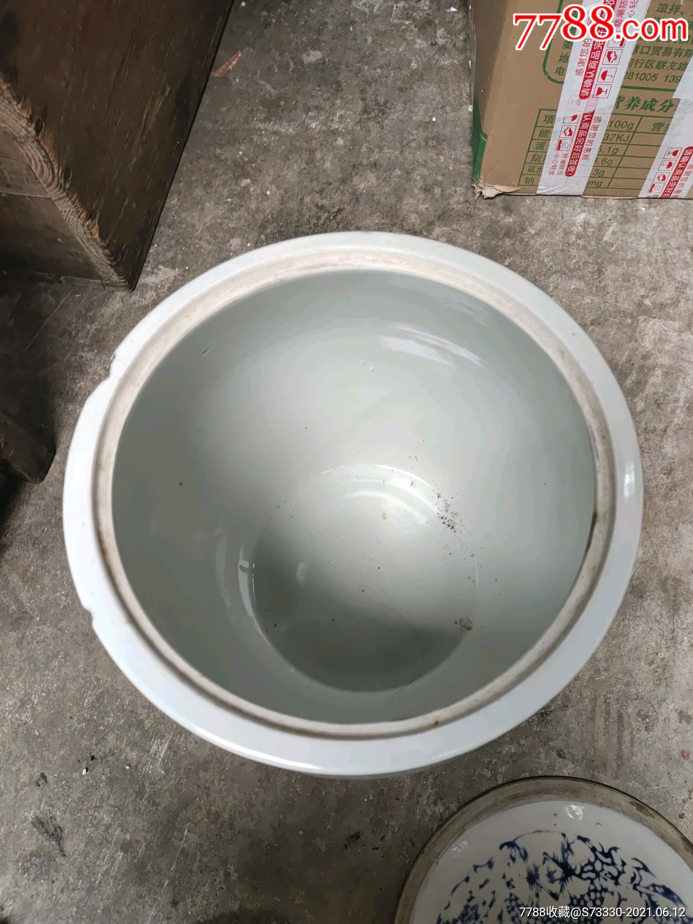 怀旧收藏民俗老道具,建国初青花米缸一只,磕