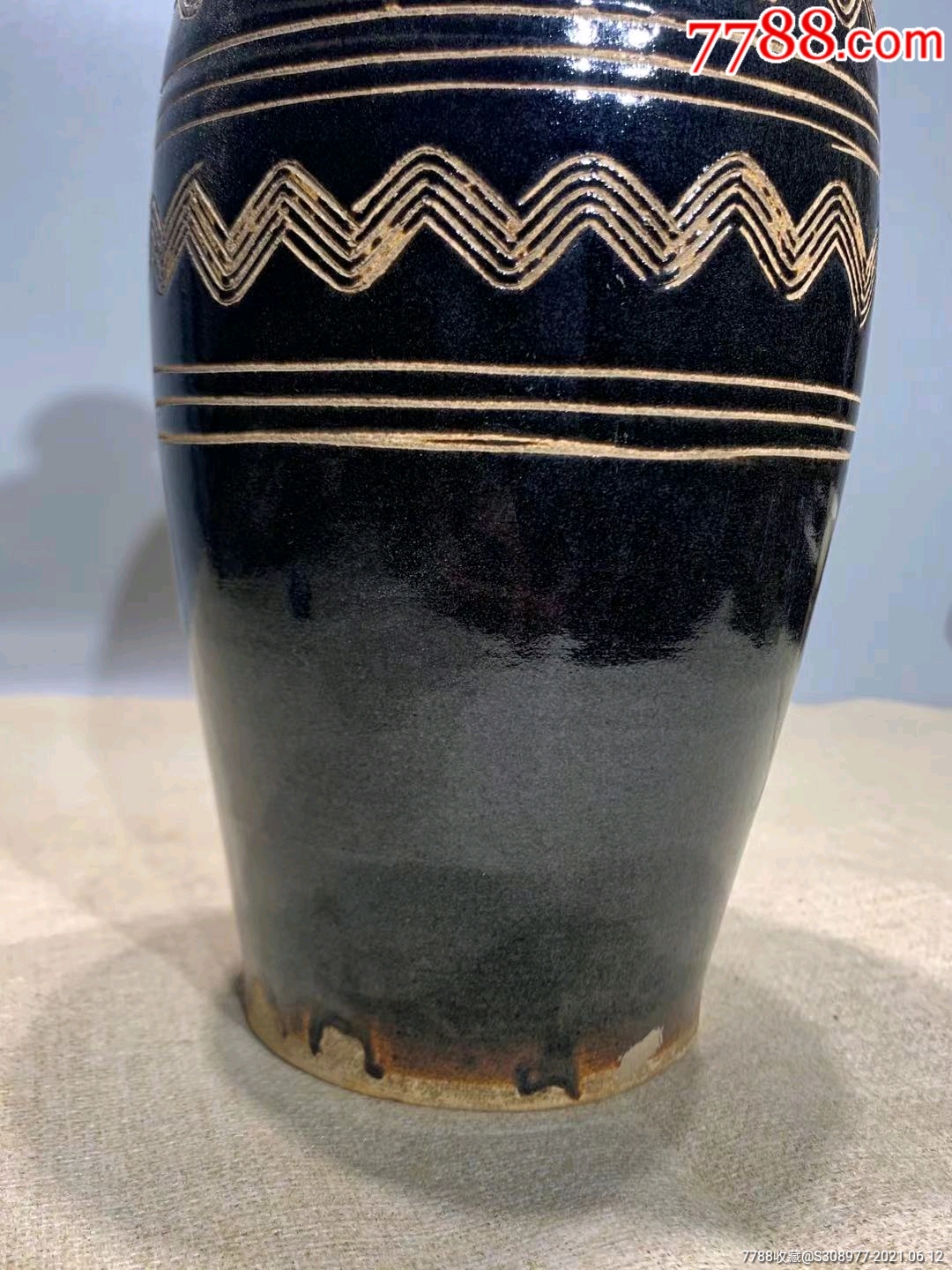 西夏黑釉水波纹梅瓶