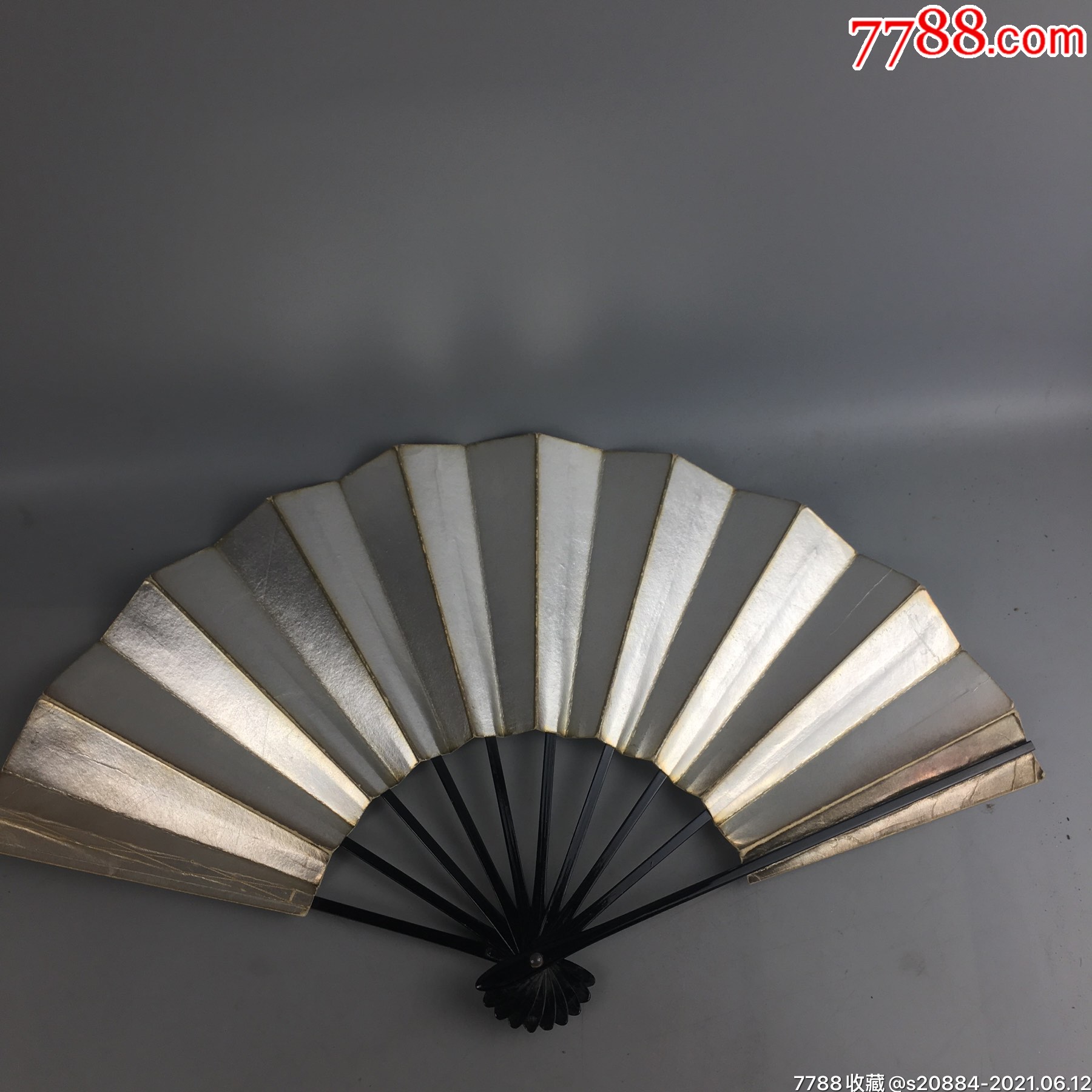 民国时期空白银白色扇子