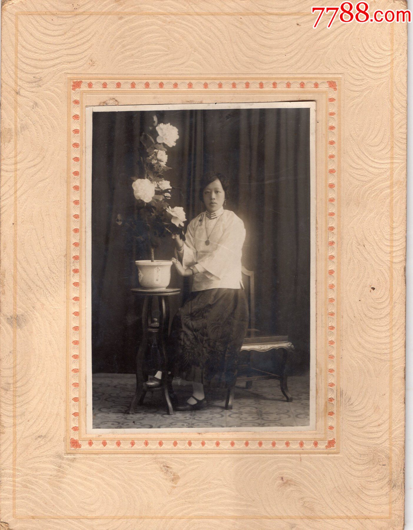 民国美女老照片2张