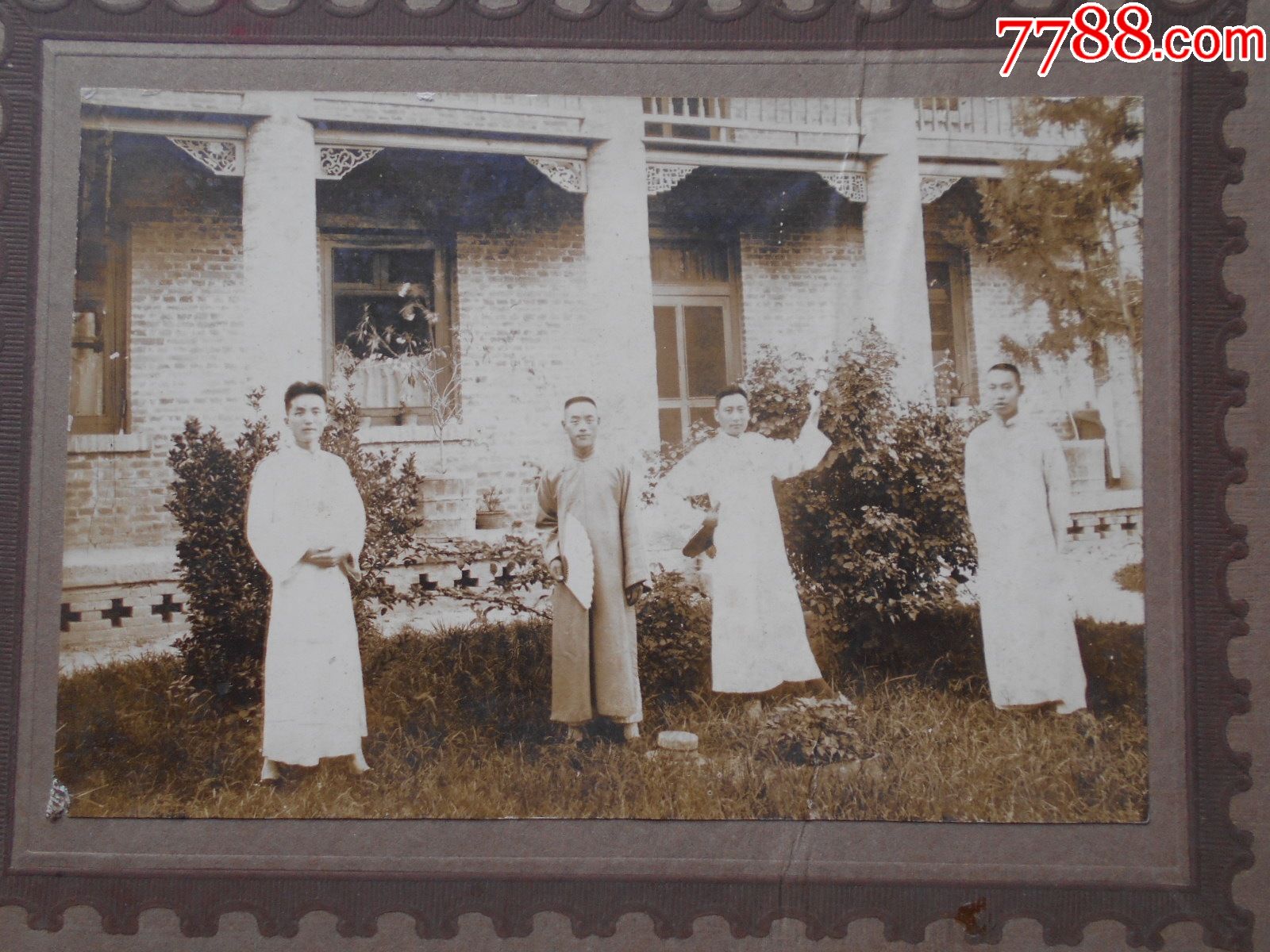 老照片【民国,文人在洋房花园合影】有衬板,开封耀华照相,美术照相