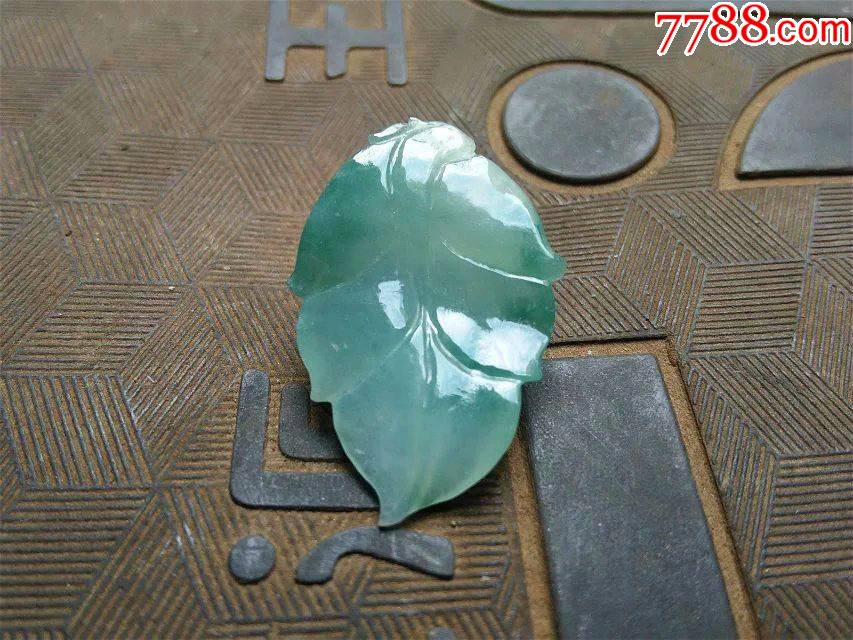 清代老坑口翡翠小料自己做的翡翠飘兰花随形雕叶子挂件