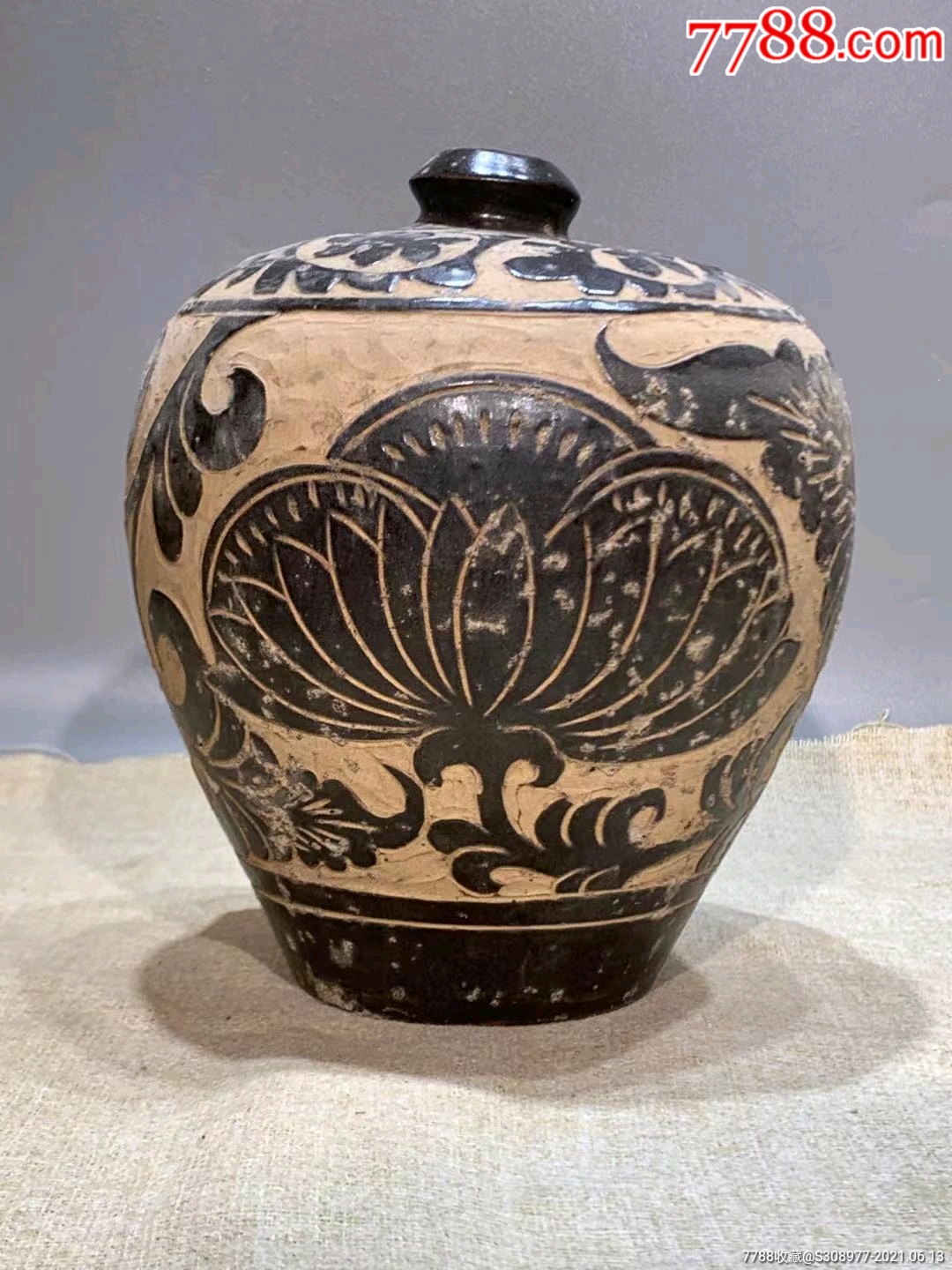 西夏刻花嘟喽瓶