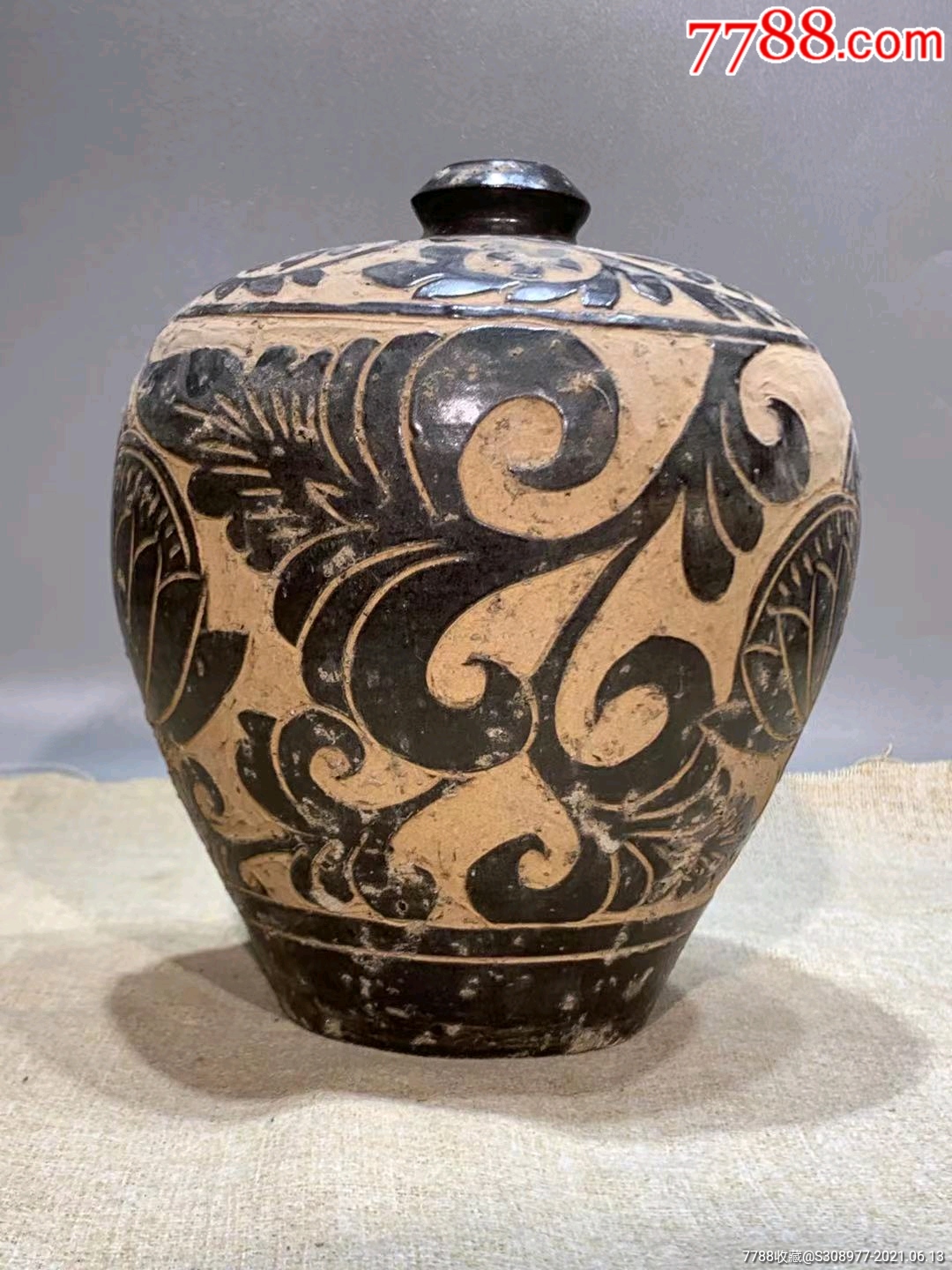 西夏刻花嘟喽瓶