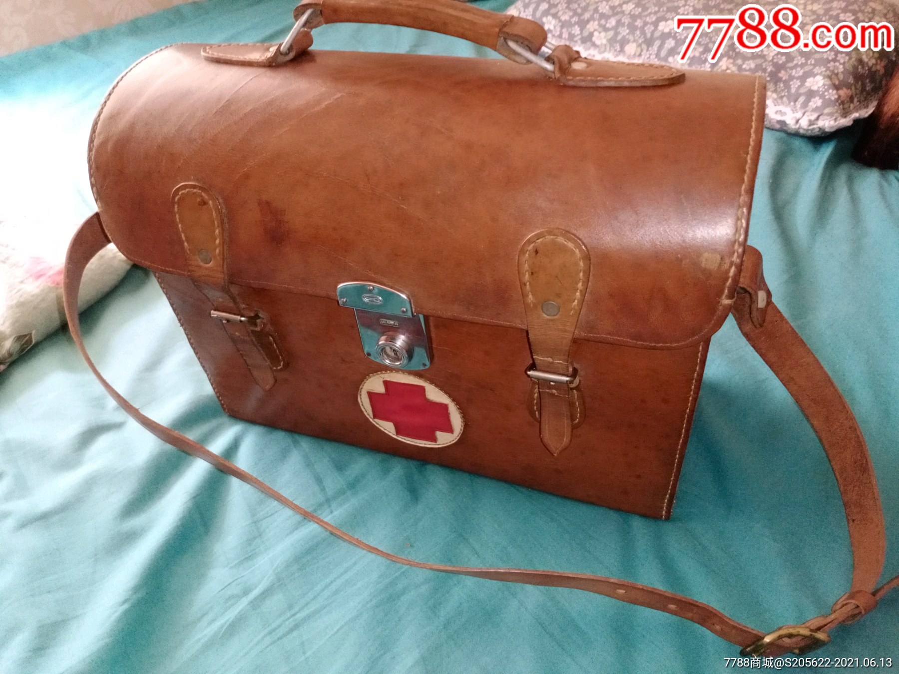 老的牛皮医药箱