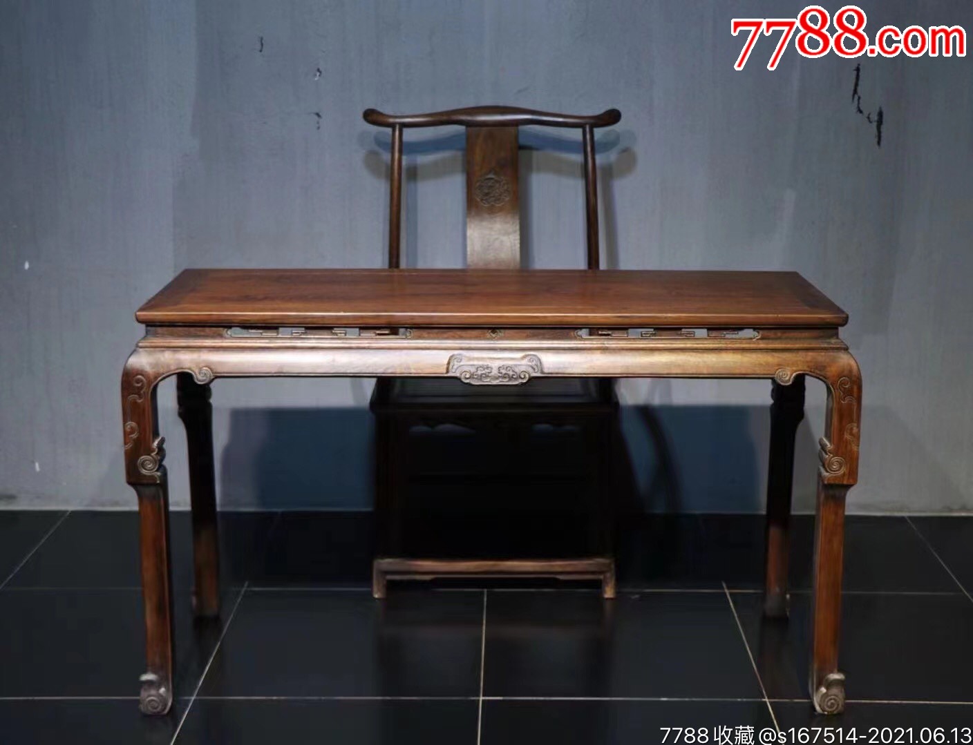 【高束腰花梨木书案】此案器形独特两节腿外翻马蹄,高束腰开光可置会