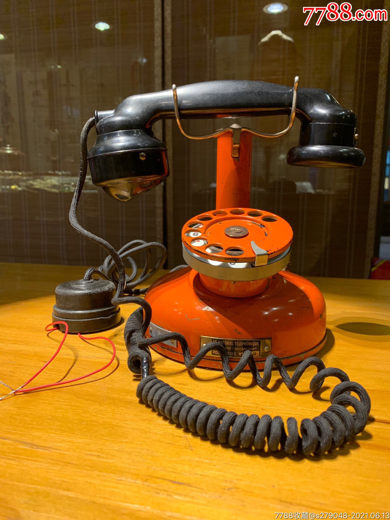法国红色古董电话机
