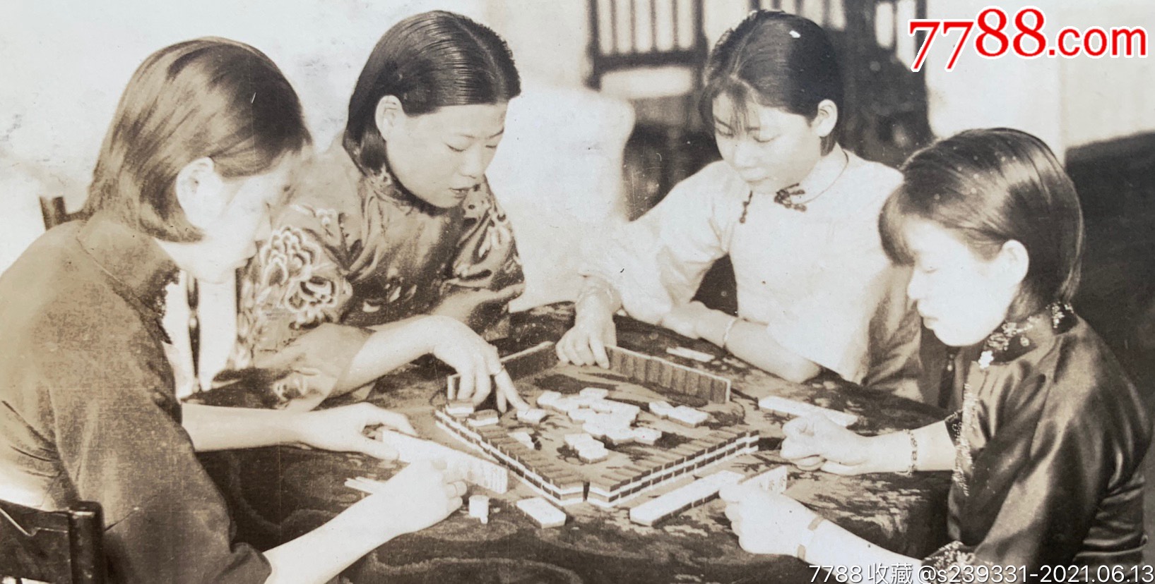 民国时期身着华丽旗袍的富家小姐姨太太们围坐一团打麻将泛银老照片一