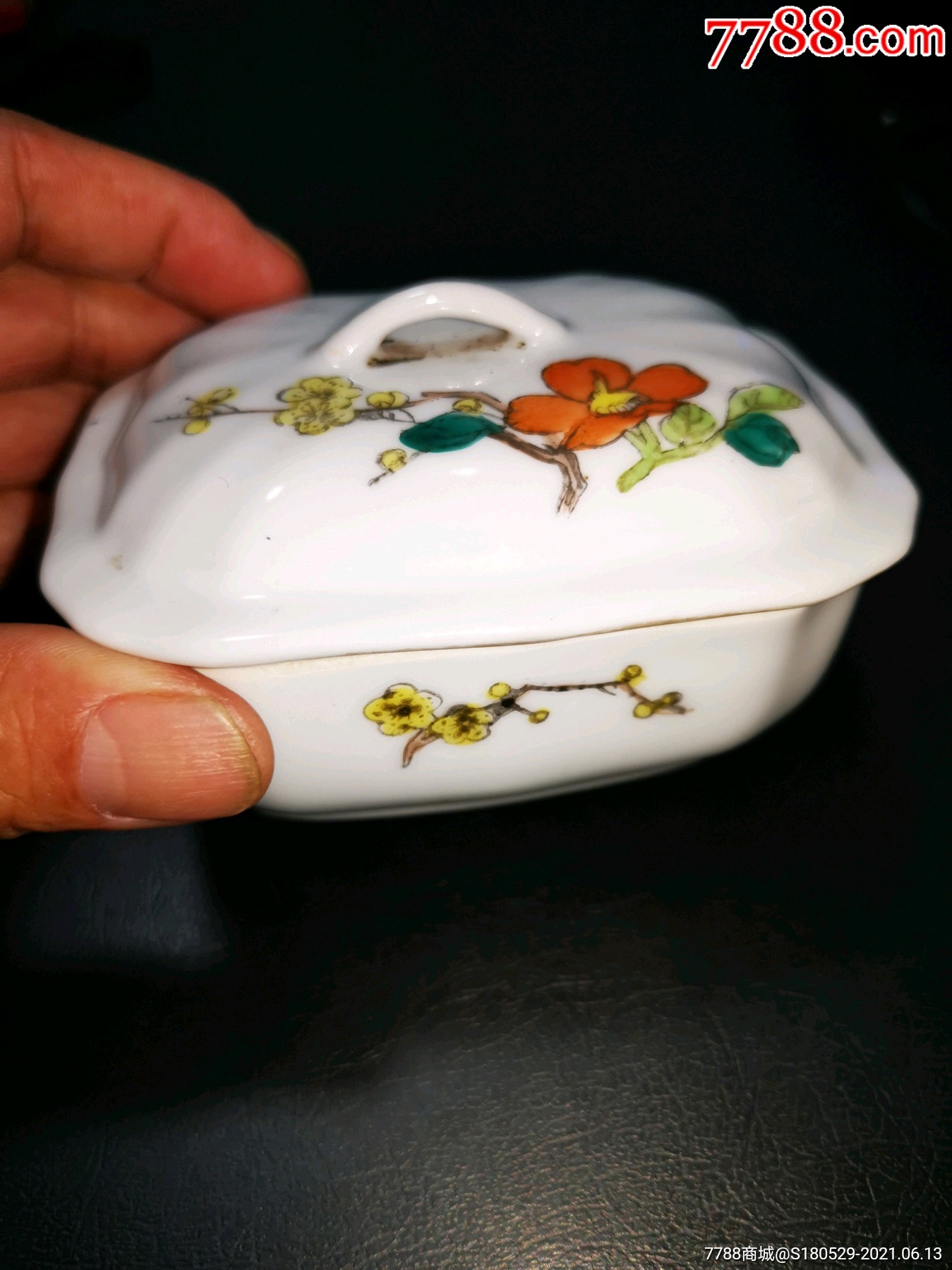 手绘花卉瓷器肥皂盒