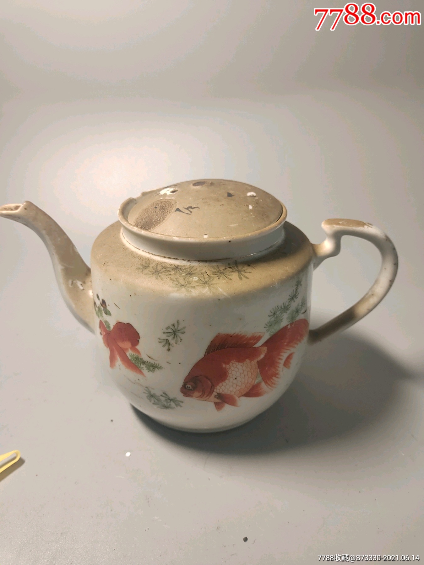 民国瓷,手绘金鱼茶壶一把,磕