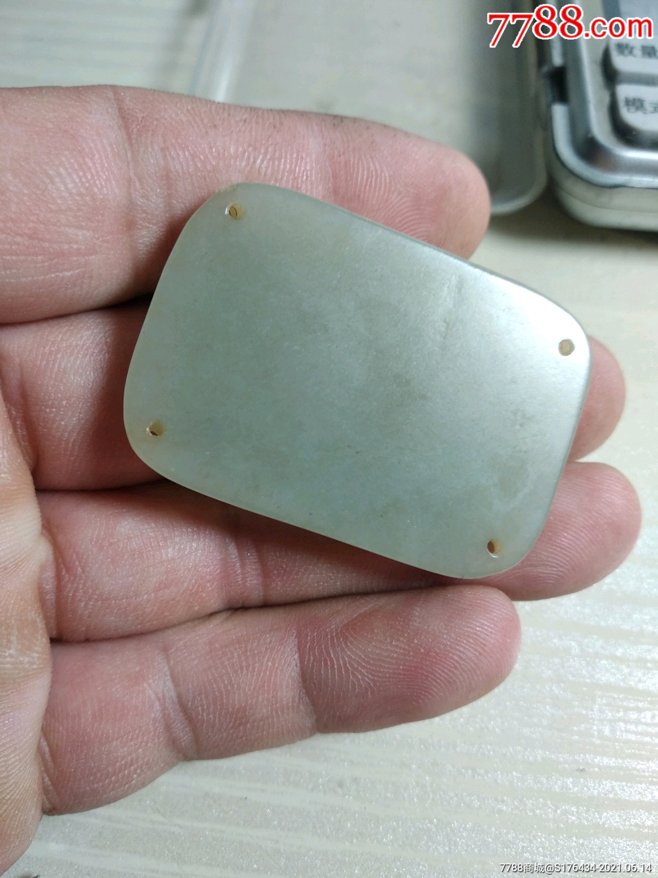 一块手工雕刻和田玉帽正