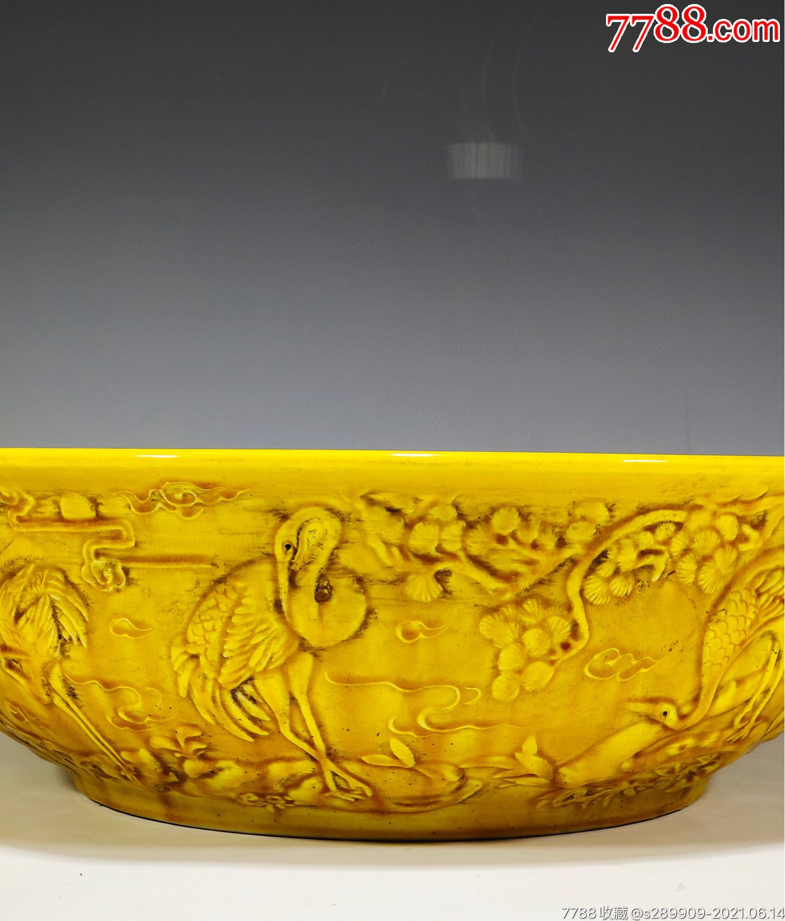 大明弘治年制·精工细作满工黄釉暗饰刻瓷仙鹤纹罗汉碗.