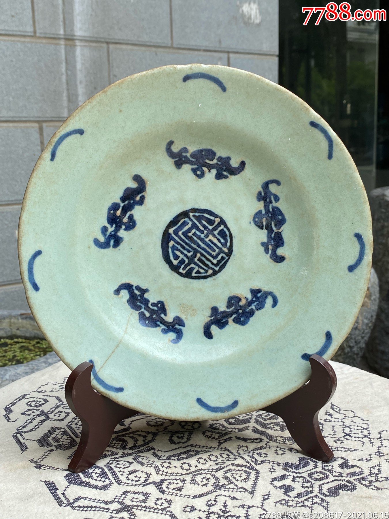清中期(五福捧寿豆青盘)青花豆青盘