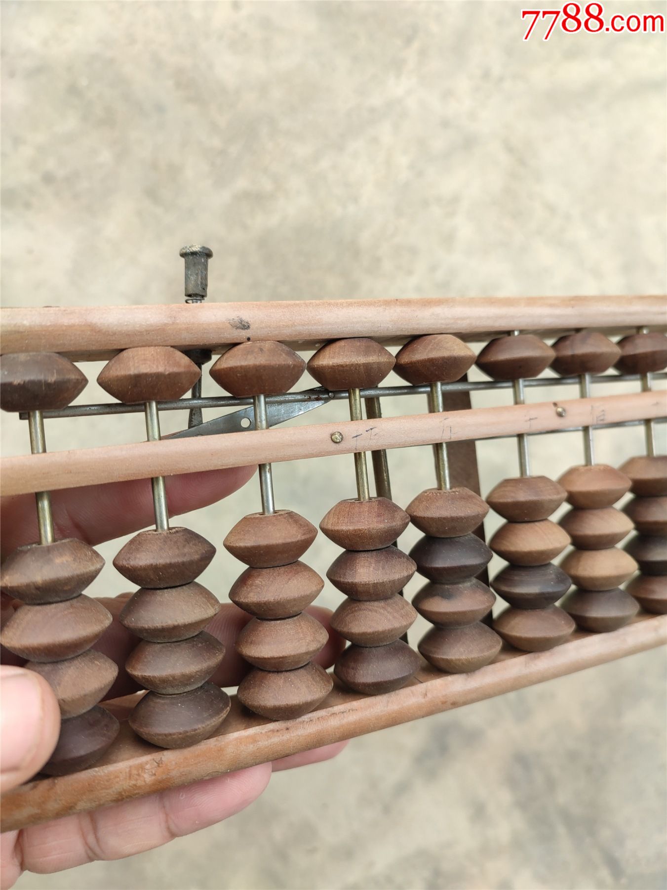 现代的杂木算盘框子是杂木的没有裂纹珠子是杂木的没有裂纹