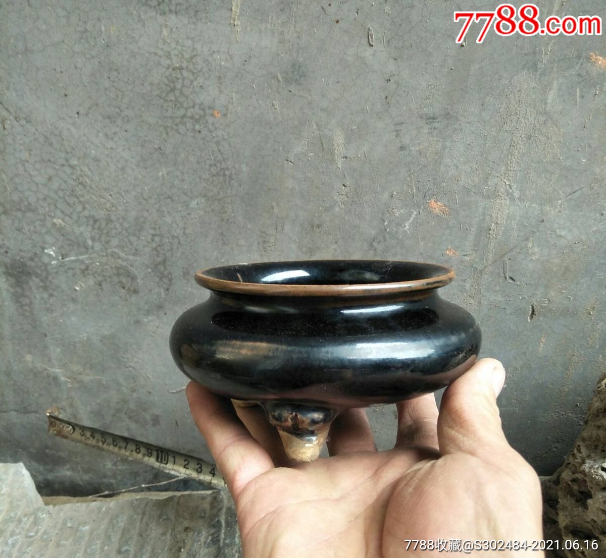 清代,老窑瓷～乌金釉三足香炉.