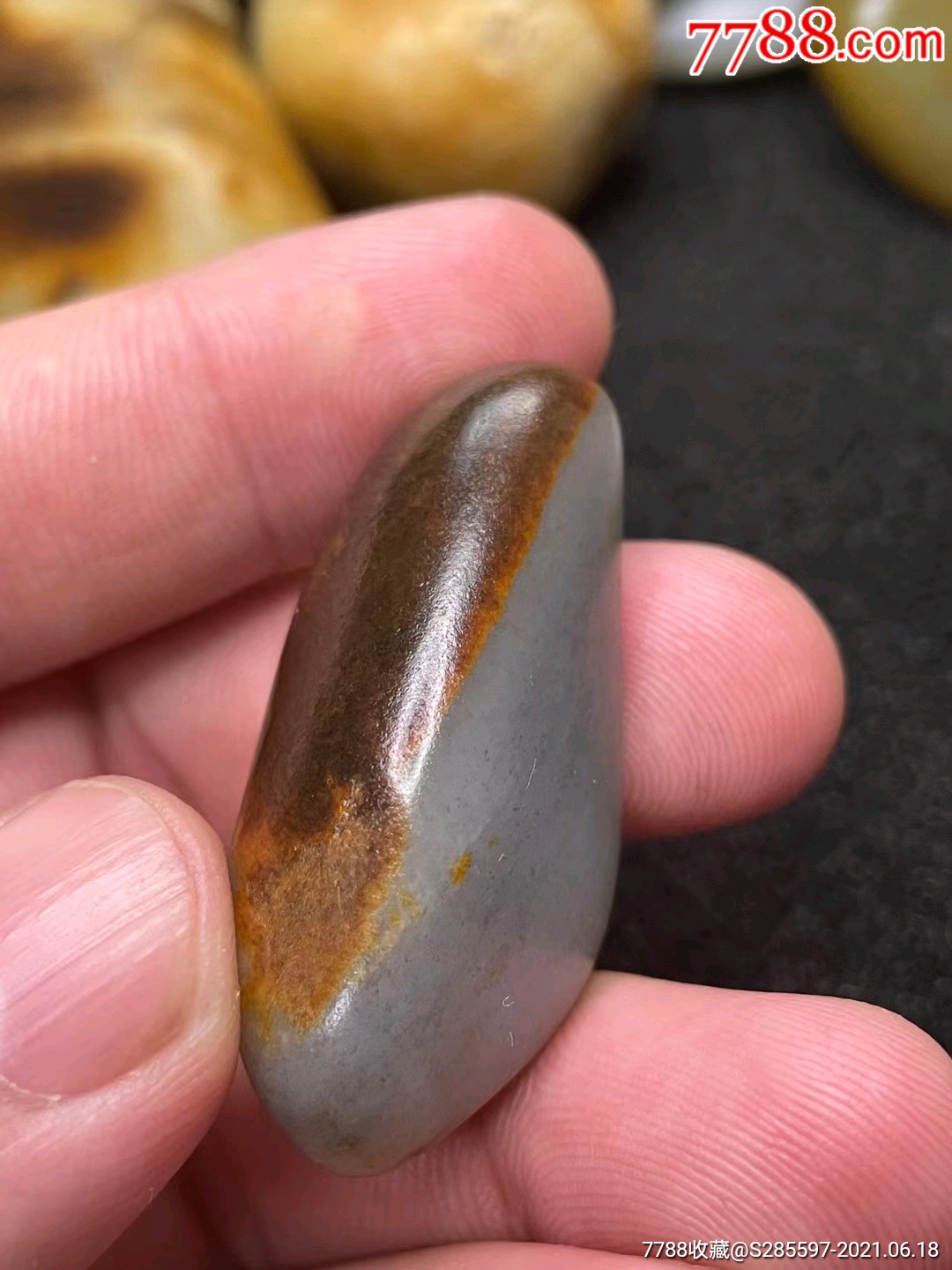 和田玉籽料黑皮青花原石把件