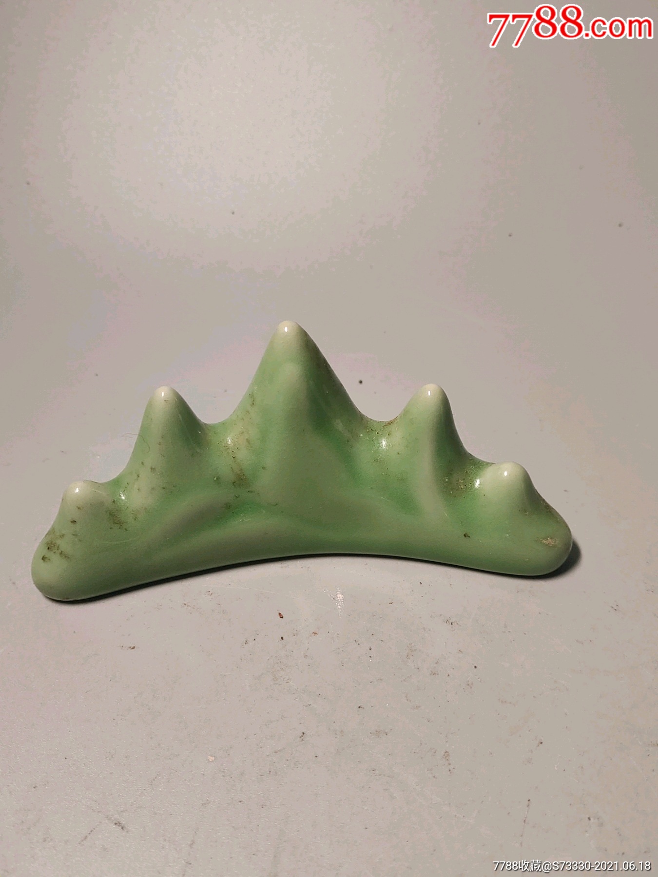 首页 零售 笔架/笔搁 >> 80年代左右,青釉笔山一只