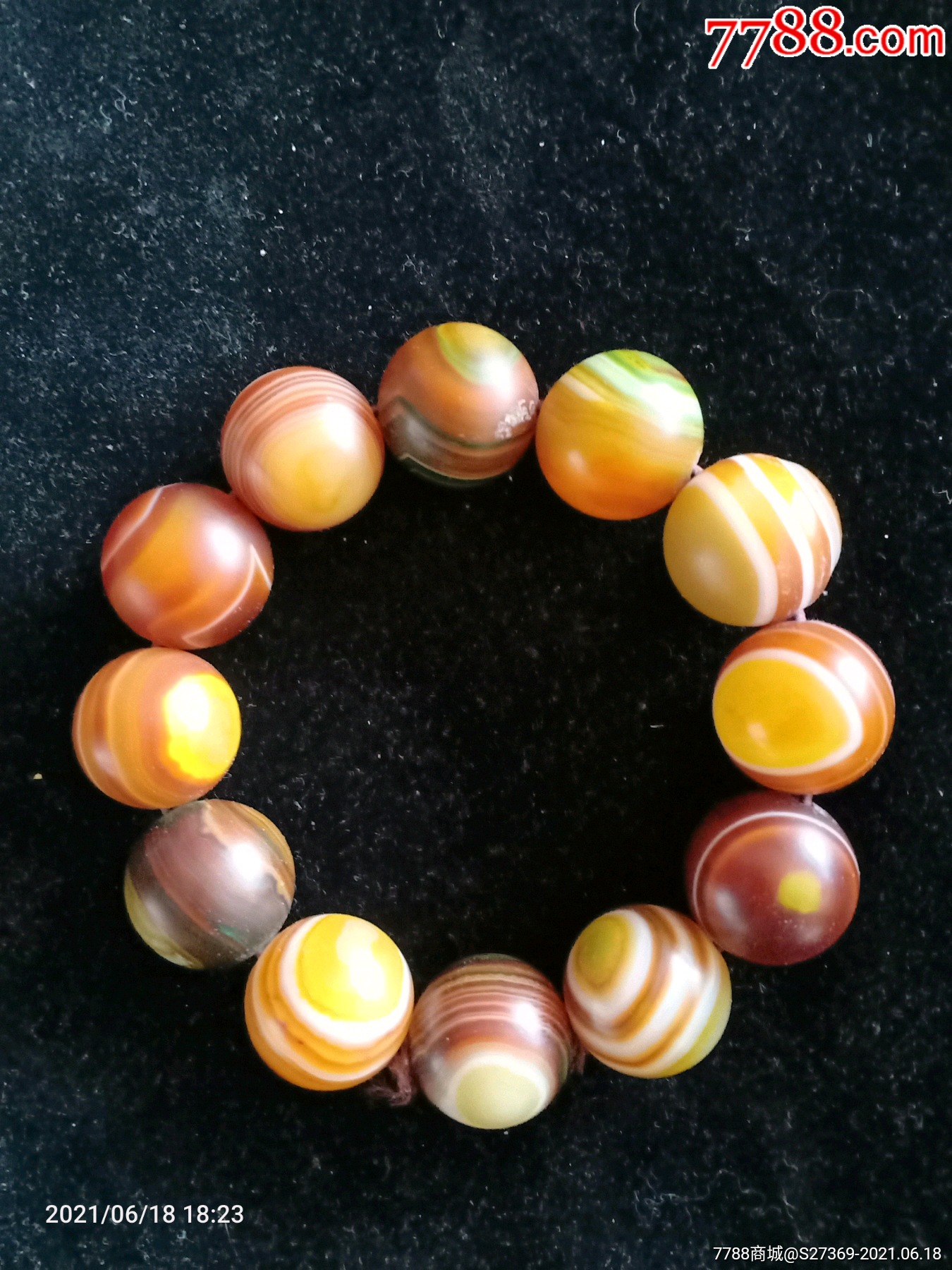 五颜六色的多彩玛瑙手串