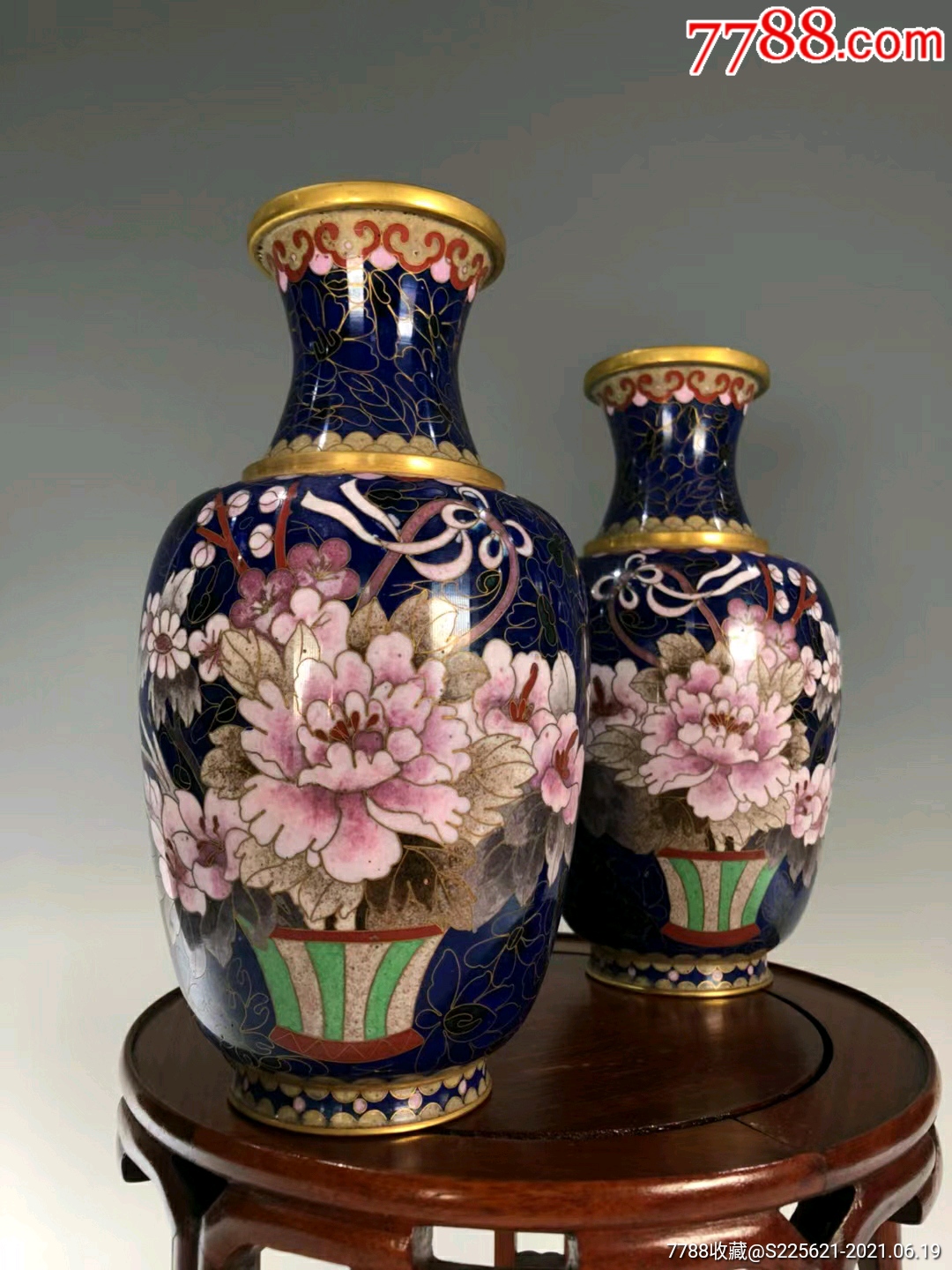 创汇时期蓝釉万花底花篮纹景泰蓝赏瓶一对