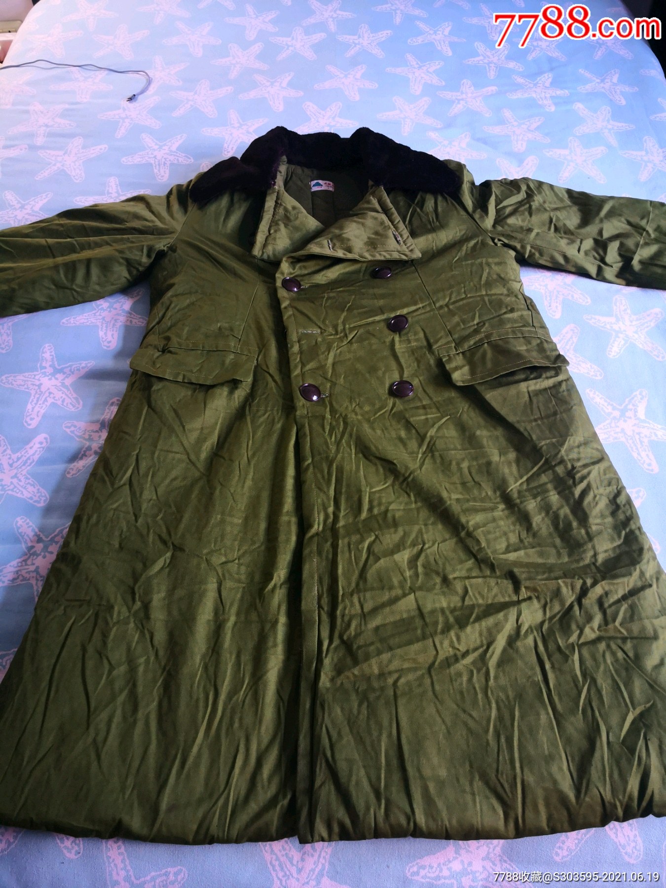 军绿色大衣