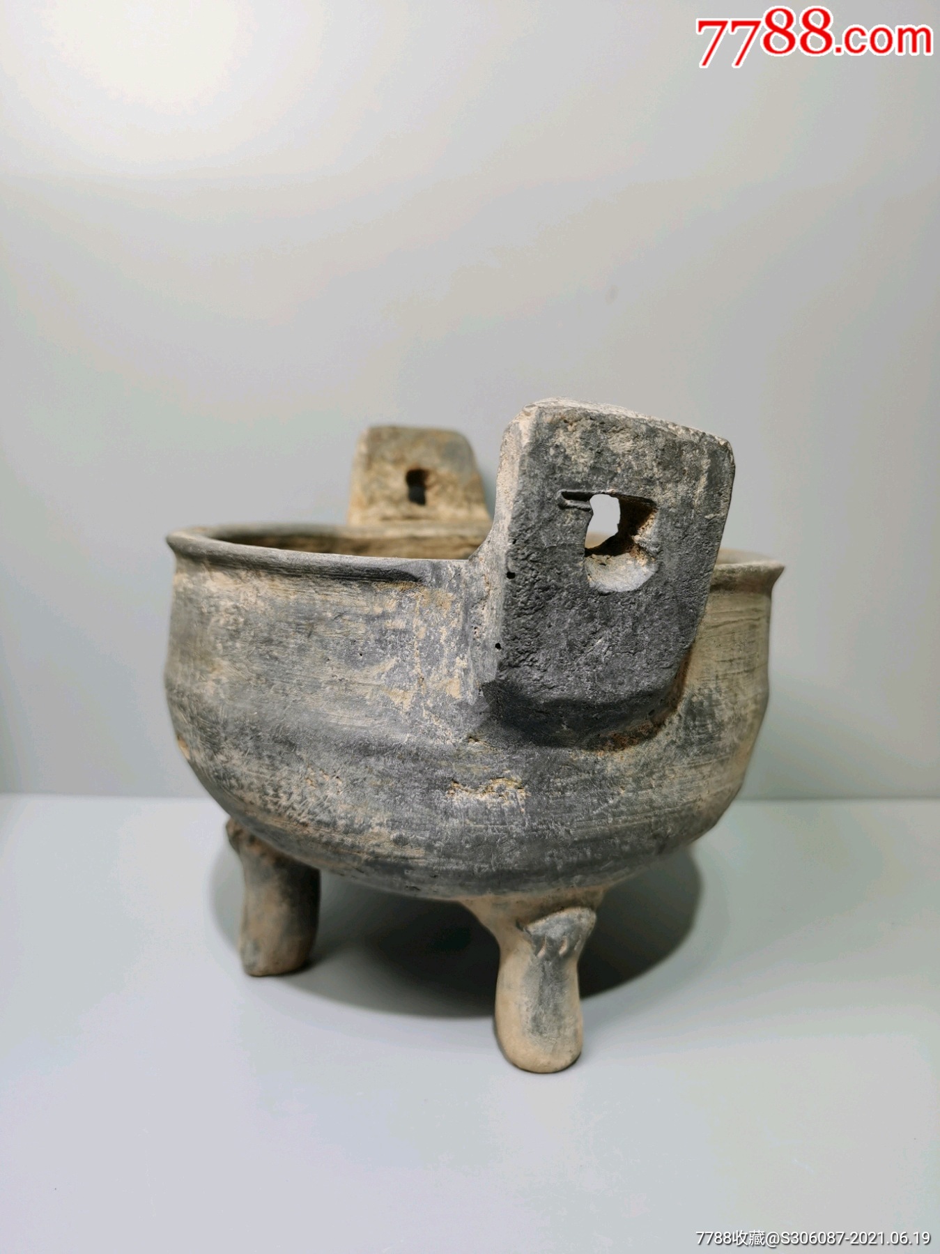 春秋,陶鼎.春秋,陶鼎.双耳距17,高14.三足完整带工,高温硬胎,末图口沿