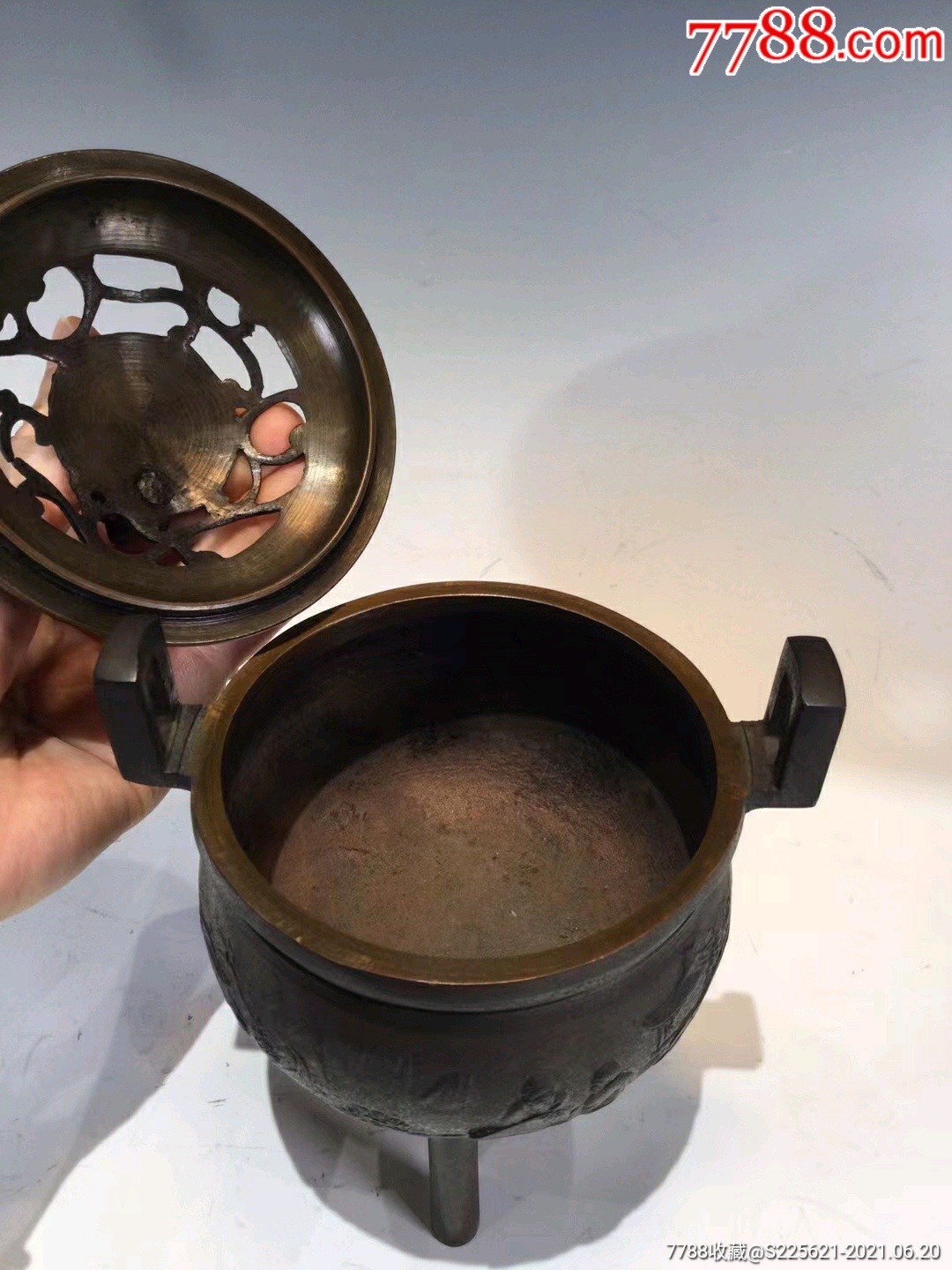 民国铜制刻山水人物双耳三足香薰炉